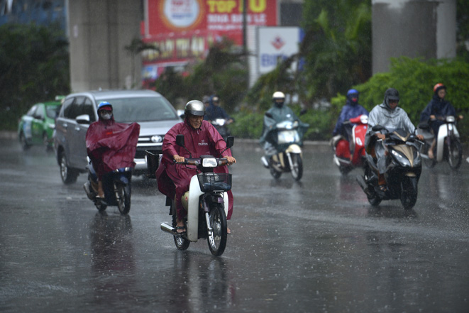 Không khí lạnh gây mưa dông diện rộng ở Bắc Bộ, Đông Nam Bộ tiếp tục nắng nóng