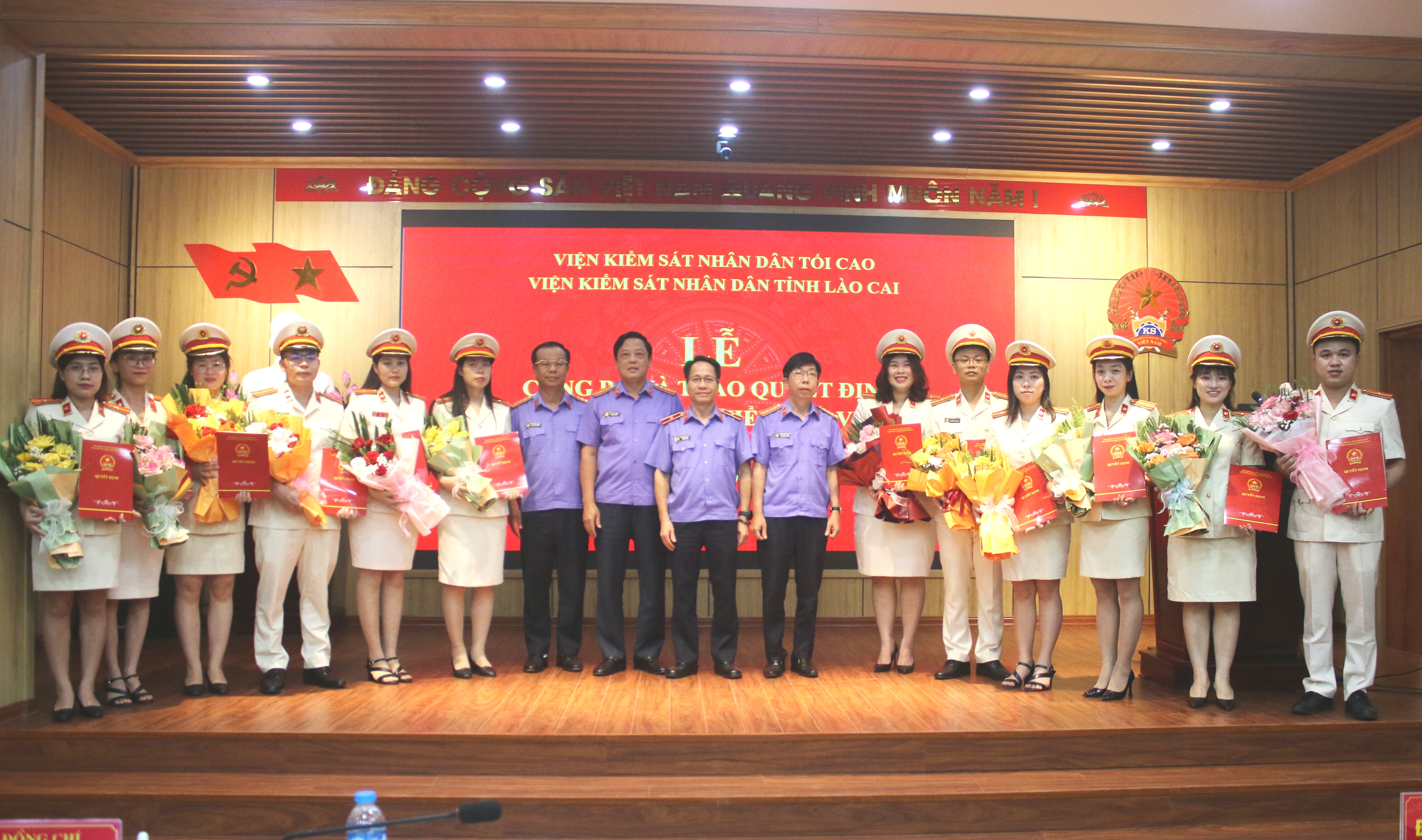 VKSND tỉnh Lào Cai trao quyết định bổ nhiệm 12 Kiểm sát viên sơ cấp