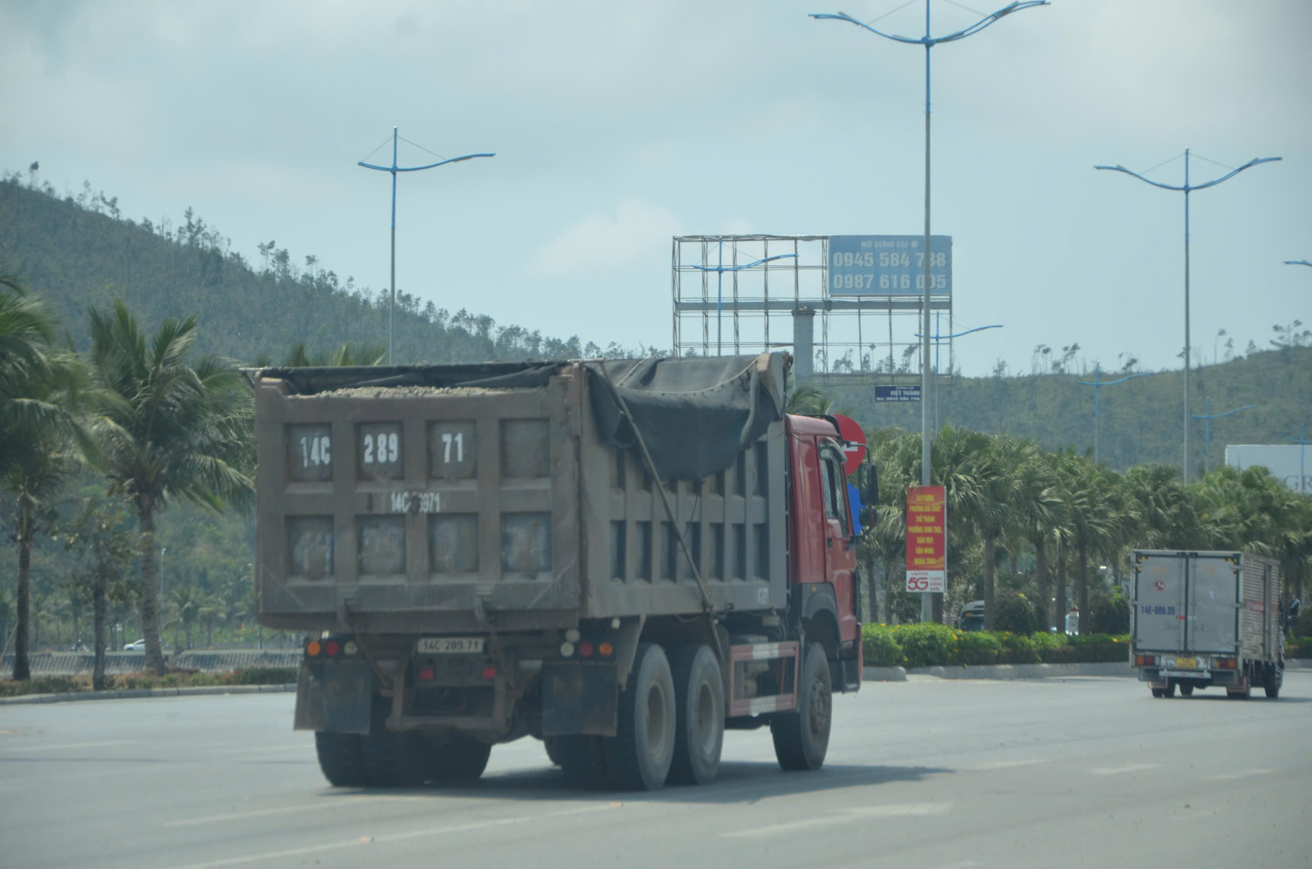 Quảng Ninh siết kiểm soát xe quá khổ, quá tải trên Quốc lộ 18