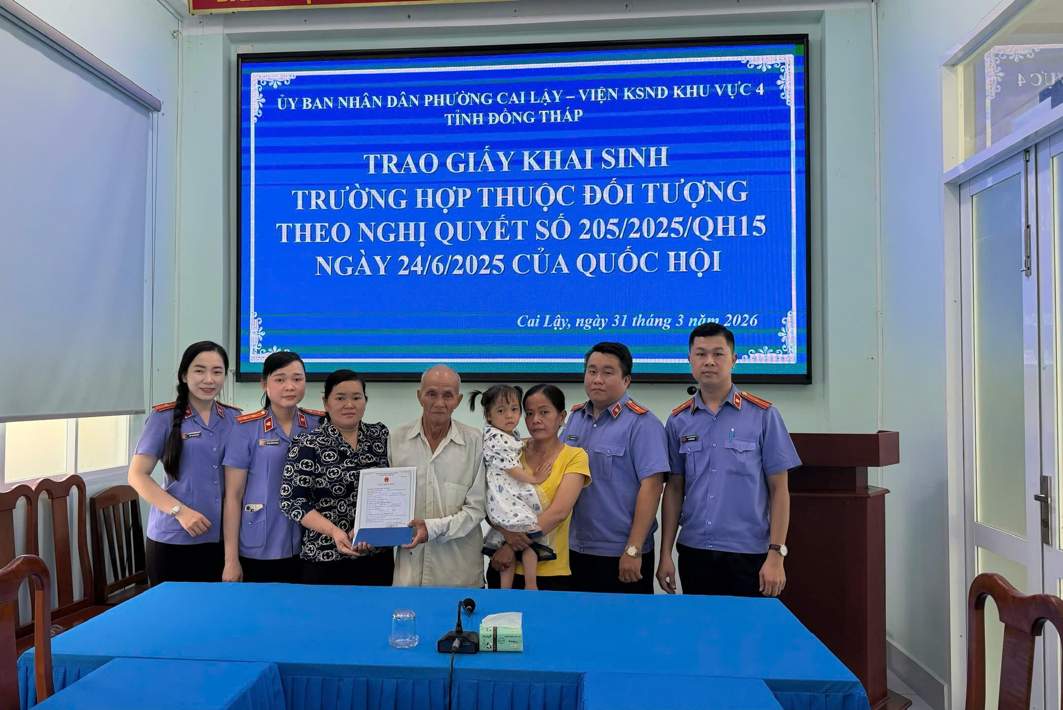 VKSND Khu vực 4 tỉnh Đồng Tháp phối hợp cấp Giấy khai sinh cho trẻ em