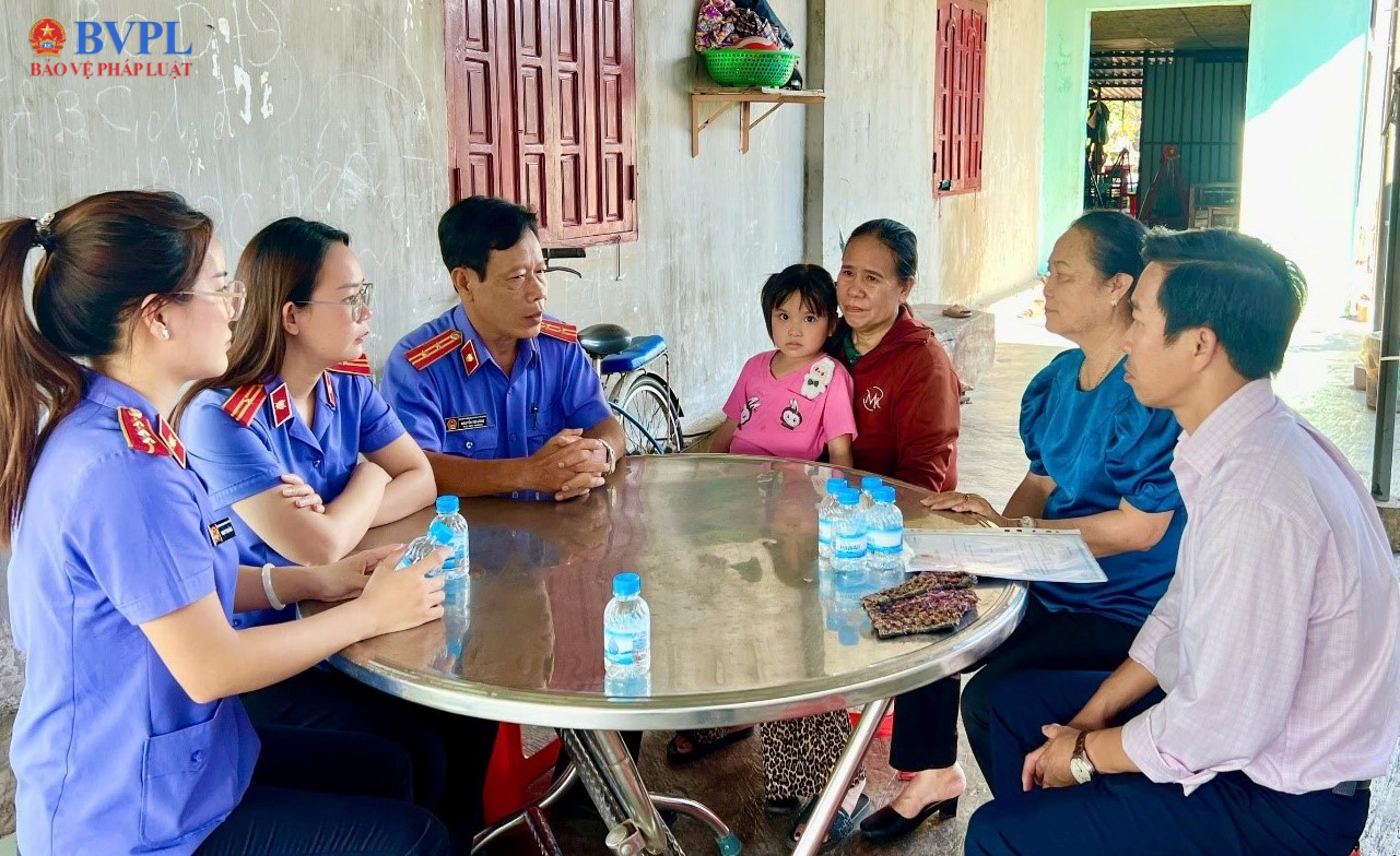 VKSND Khu vực 14 TP Hồ Chí Minh phối hợp trao Giấy khai sinh cho 2 trẻ em có hoàn cảnh khó khăn