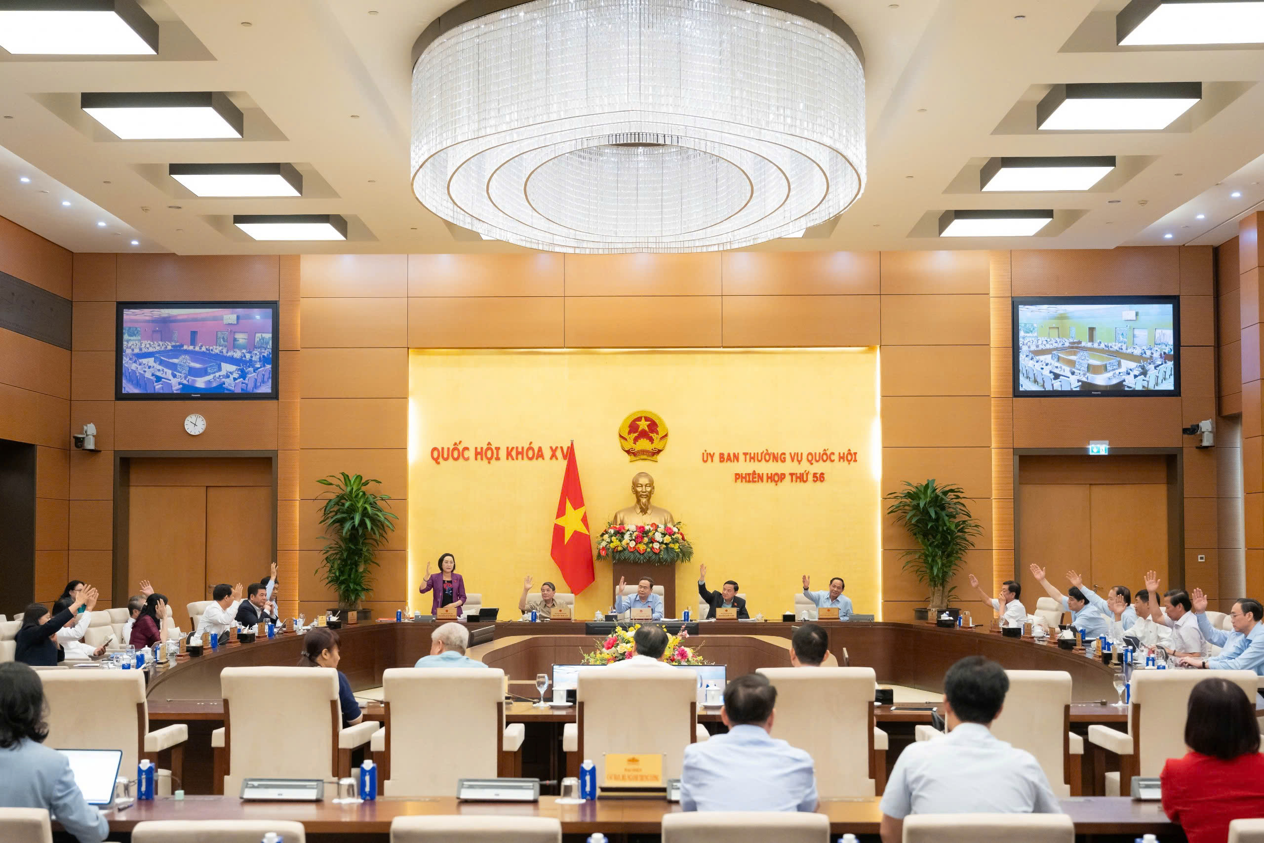 Hoàn thiện bảng lương chức vụ, bảng phụ cấp chức vụ đối với cán bộ lãnh đạo của Nhà nước