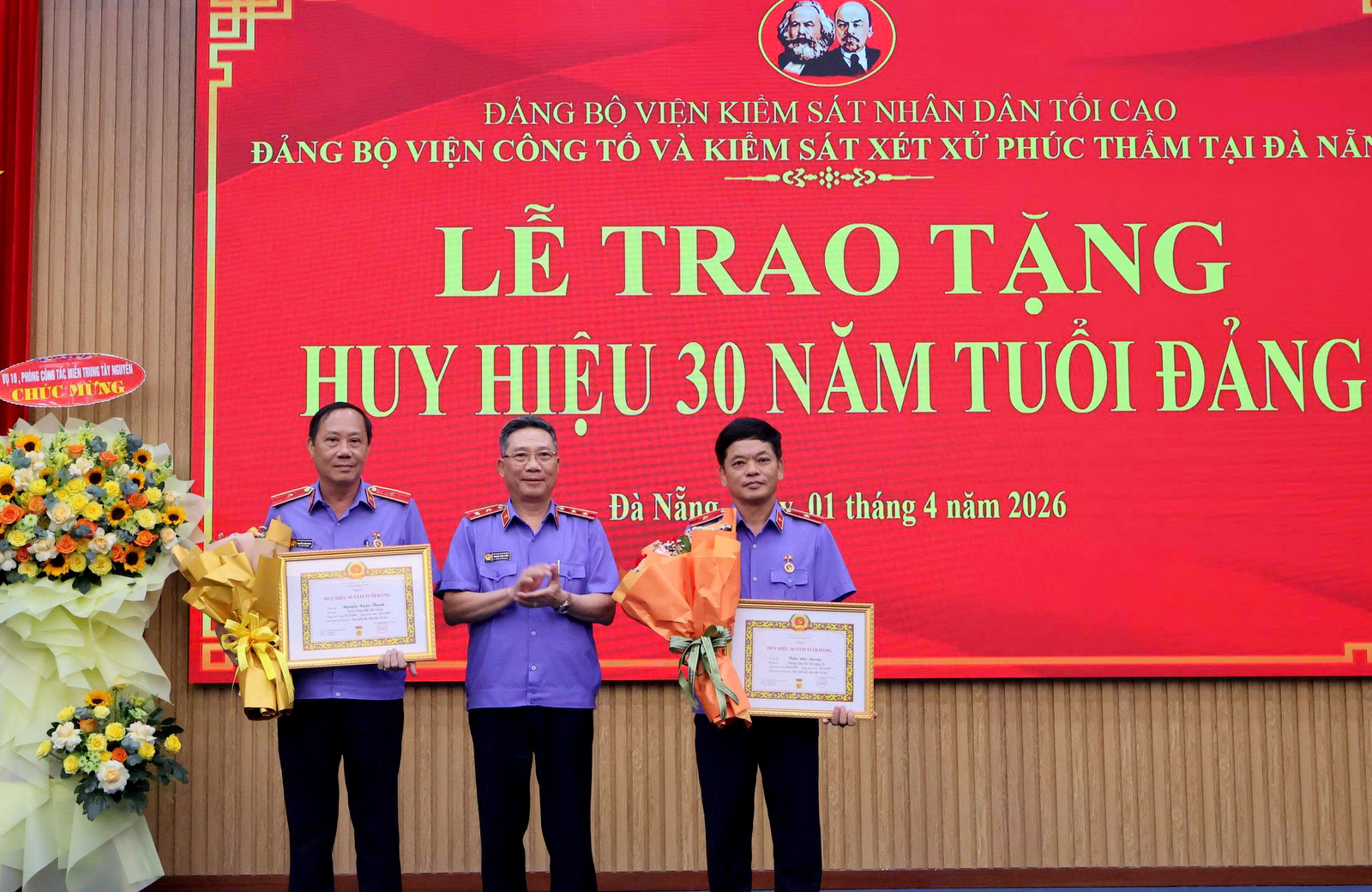 Viện phúc thẩm 2 trao Huy hiệu 30 năm tuổi Đảng cho 2 đồng chí lãnh đạo