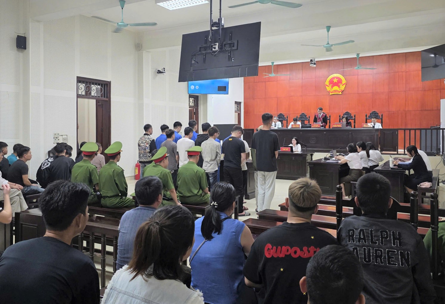 Nhóm 17 bị cáo lĩnh án trong vụ truy đuổi gây chết người