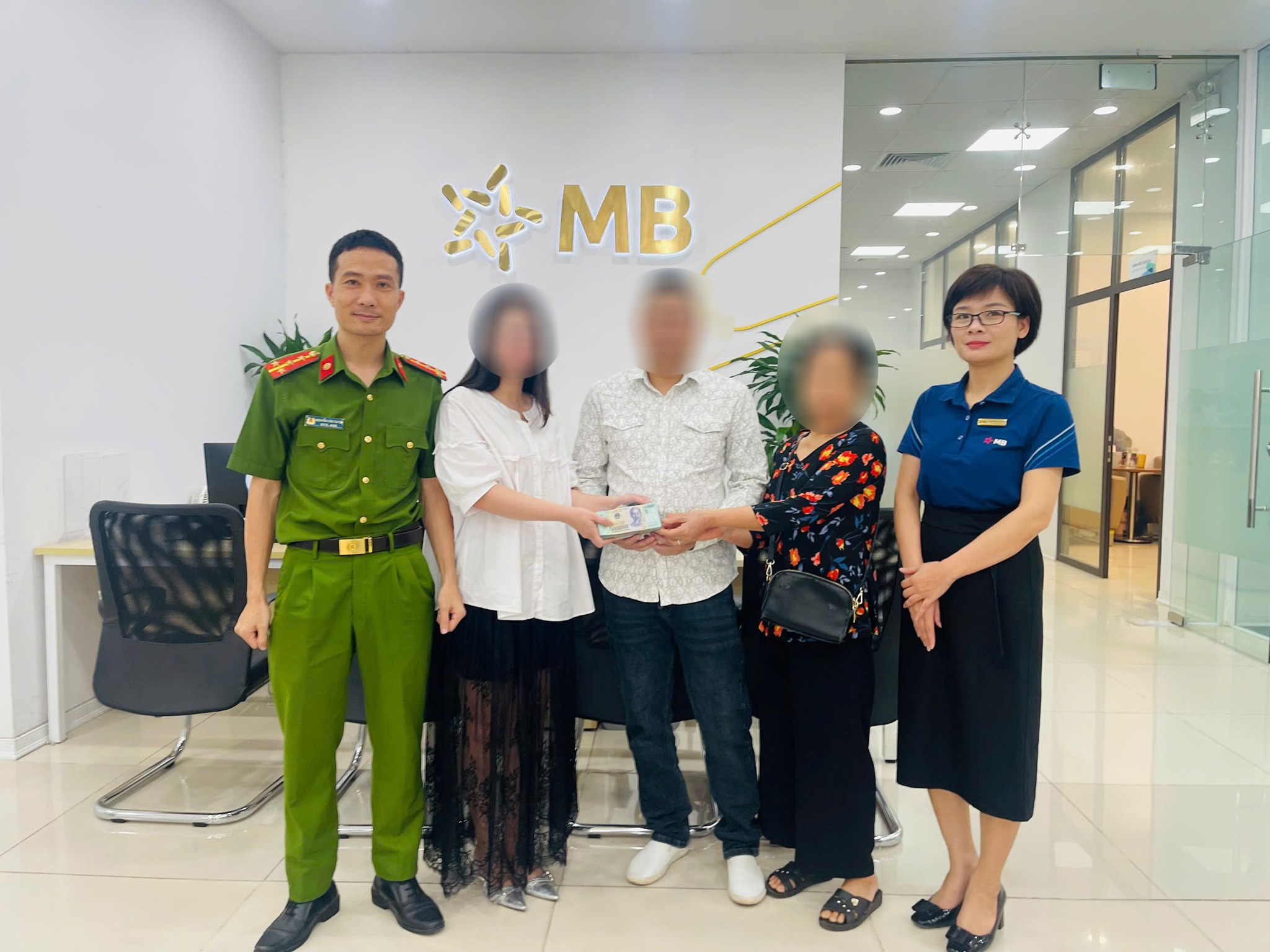 Công an hỗ trợ người dân nhận lại hơn 620 triệu đồng chuyển khoản nhầm