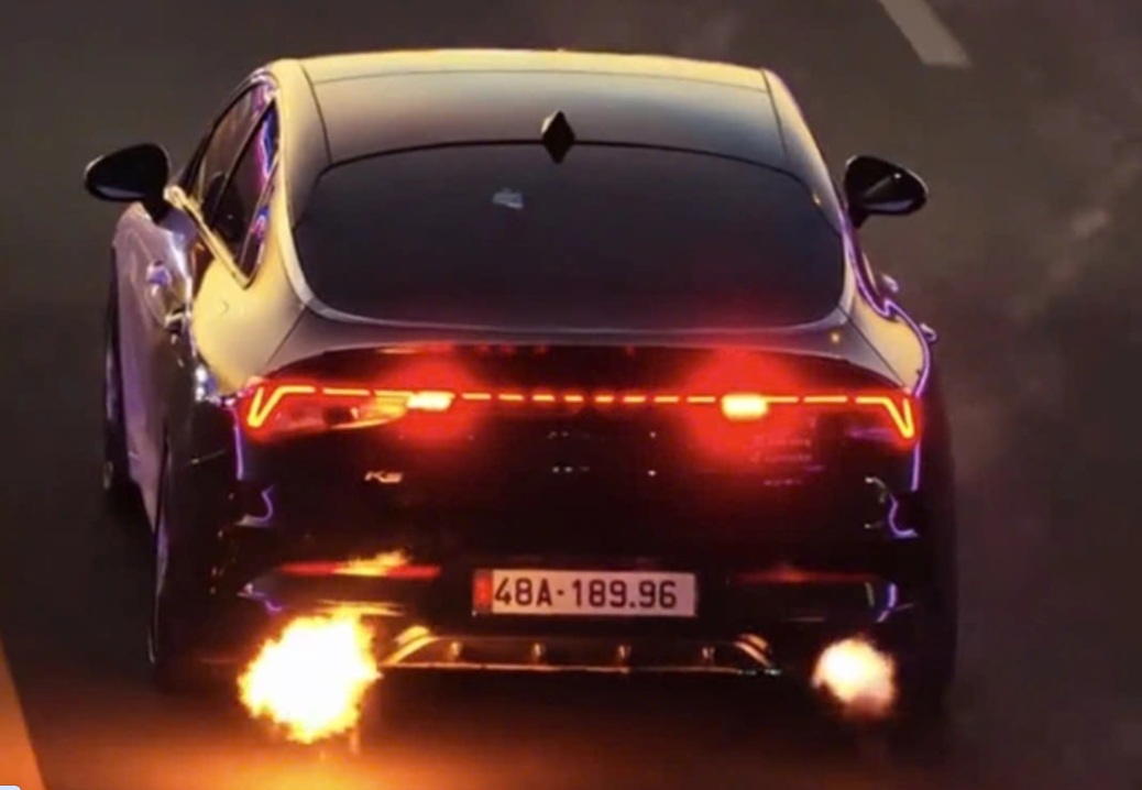 Đề nghị xử phạt hơn 76 triệu đồng tài xế cho xe con phun lửa trên đường