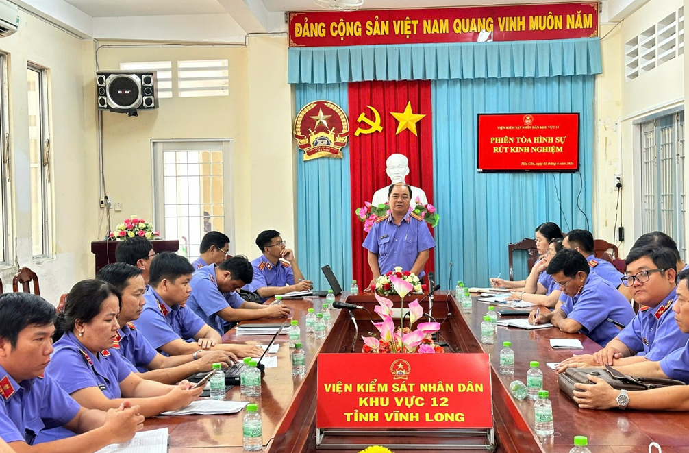 VKSND Khu vực 12 – Vĩnh Long phối hợp tổ chức phiên tòa rút kinh nghiệm