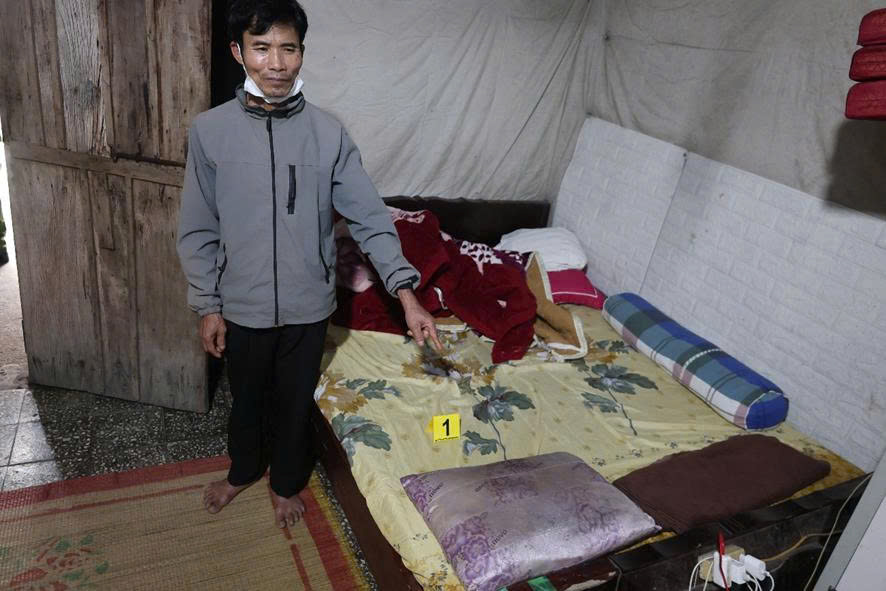 Dụ cho kẹo để giở trò đồi bại với bé gái