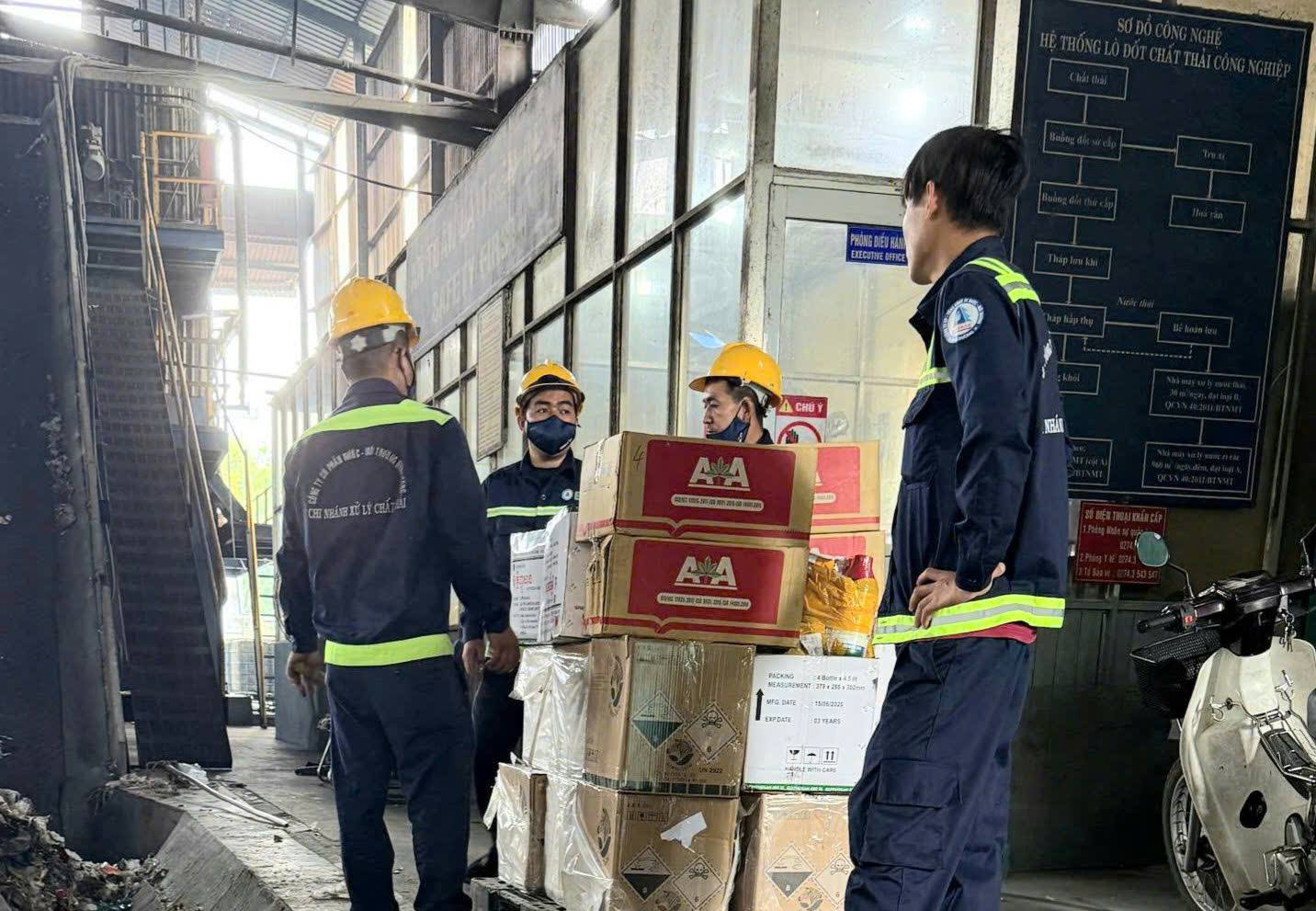 Tiêu hủy hơn 6 000 sản phẩm thuốc bảo vệ thực vật nhập lậu tại Tây Ninh