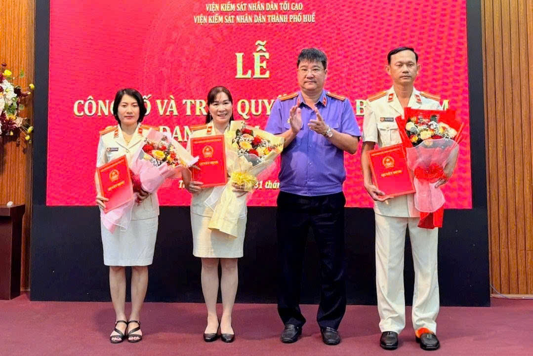 VKSND TP Huế và Quảng Ngãi trao quyết định bổ nhiệm Kiểm sát viên sơ cấp