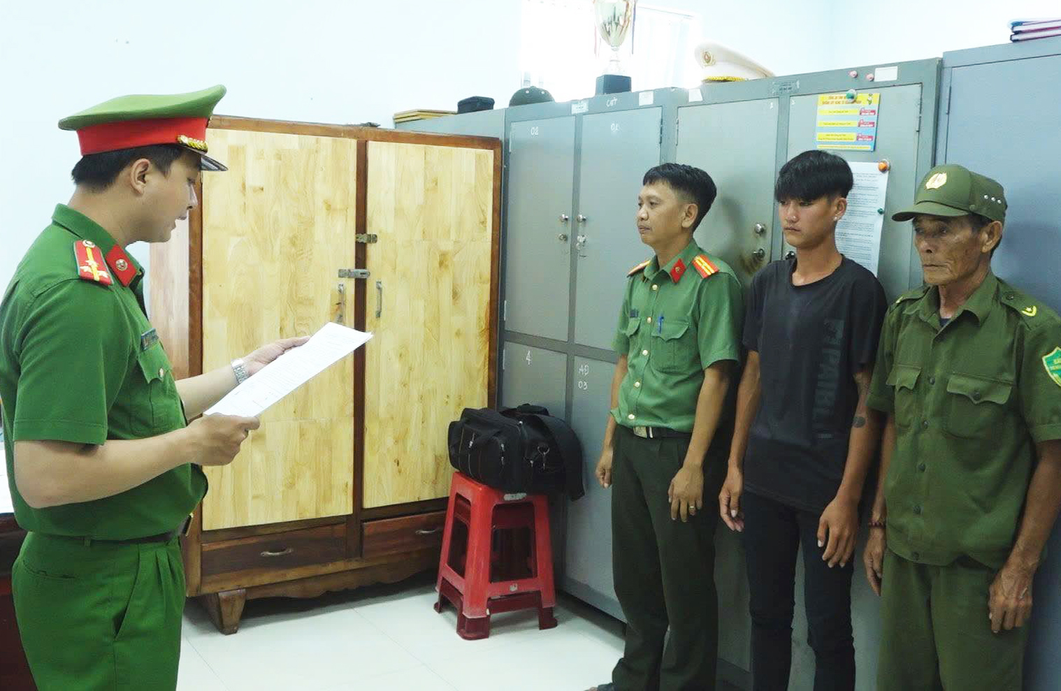 Phê chuẩn khởi tố, tạm giam đối tượng dùng lưỡi lê đâm gục bạn nhậu