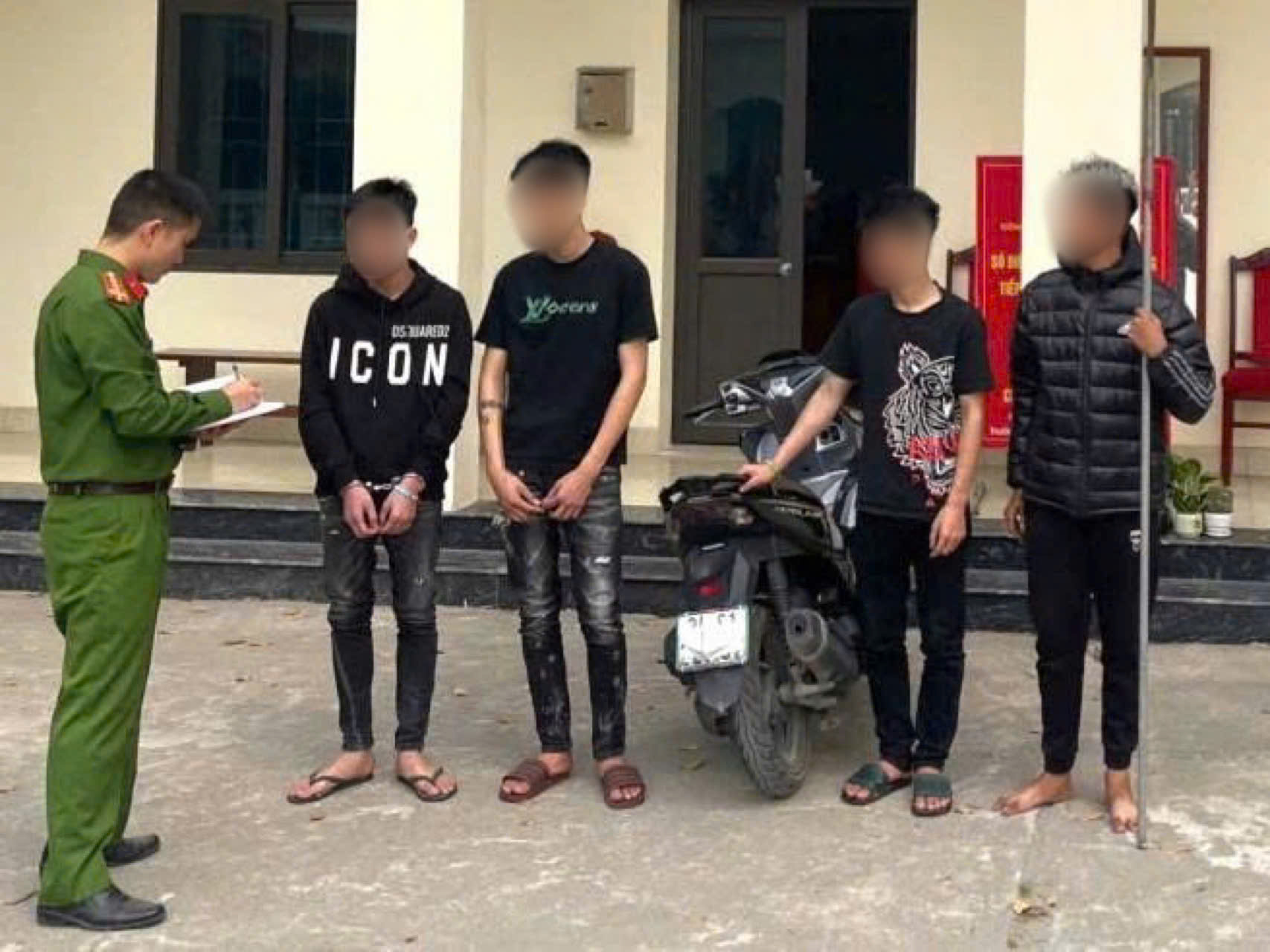 Ngăn chặn nhóm thiếu niên mang hung khí, che biển số xe trên Quốc lộ 5