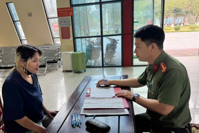 Tiếp nhận 8 công dân xuất cảnh trái phép do phía Trung Quốc trao trả