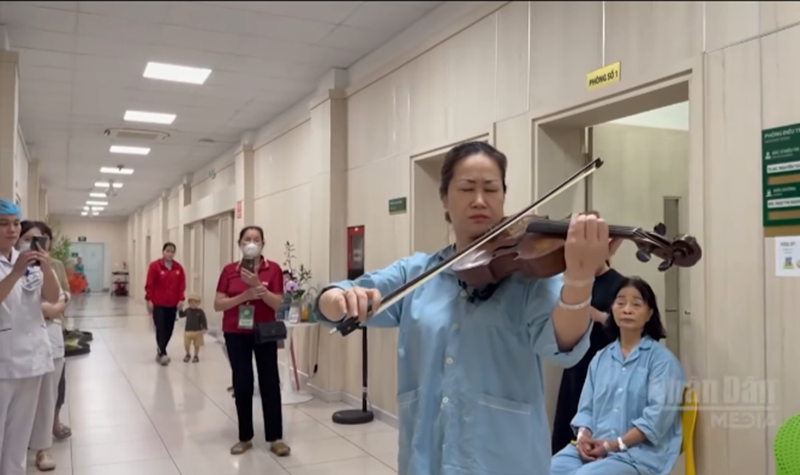 Bệnh nhân Bệnh viện Bạch Mai dành tặng những người bệnh, y bác sỹ bản nhạc “Secret Garden”