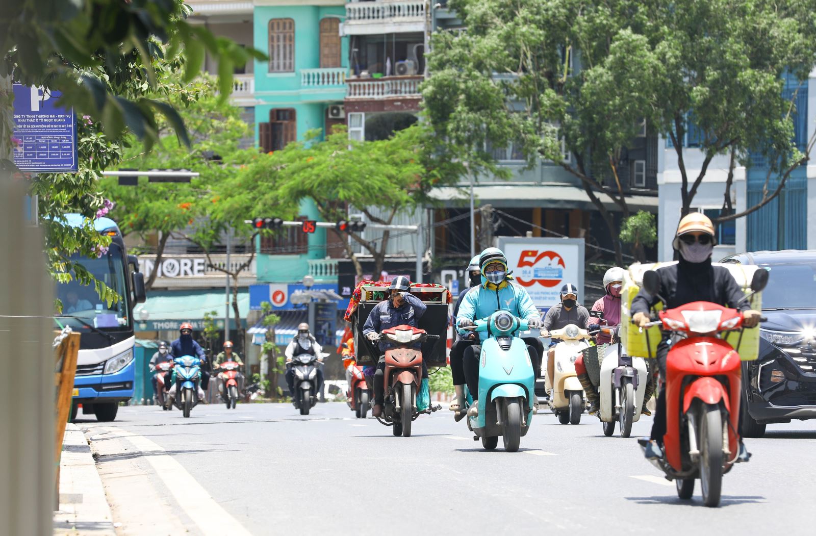 Nắng nóng gia tăng trong cả nước, chiều tối có mưa dông cục bộ