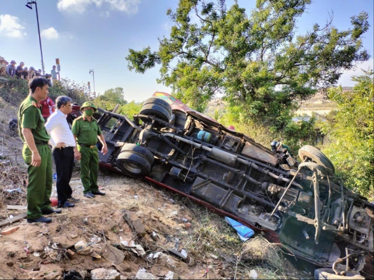 Xe khách chở 16 người nát bét sau khi lao xuống rãnh thoát nước, 4 người tử vong