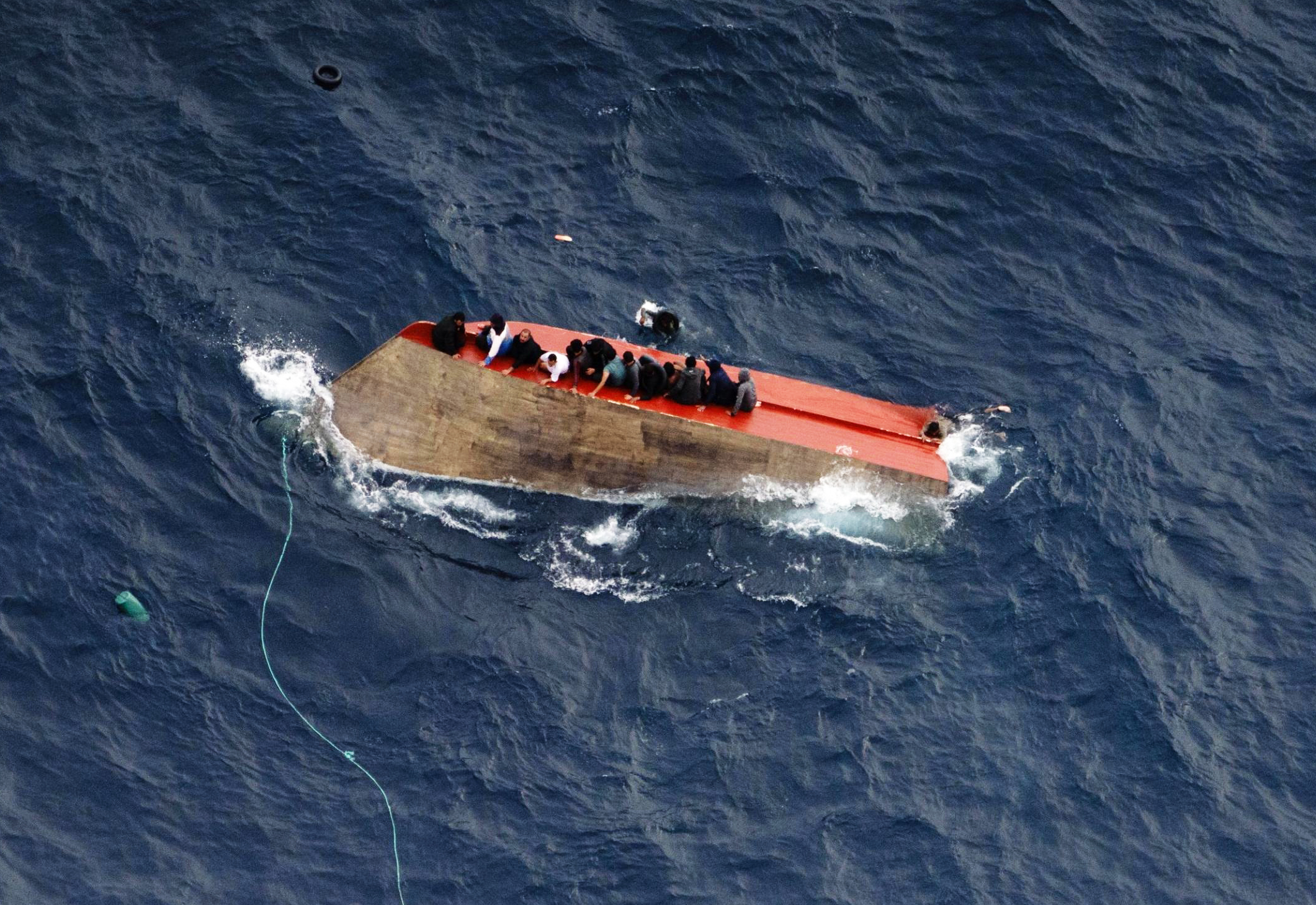 Hình ảnh thuyền chở hơn 100 người di cư lật úp ở Địa Trung Hải