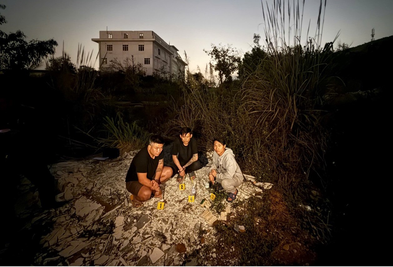 Khởi tố 3 đối tượng tổ chức sử dụng trái phép chất ma túy ở bãi đất trống sau nhà