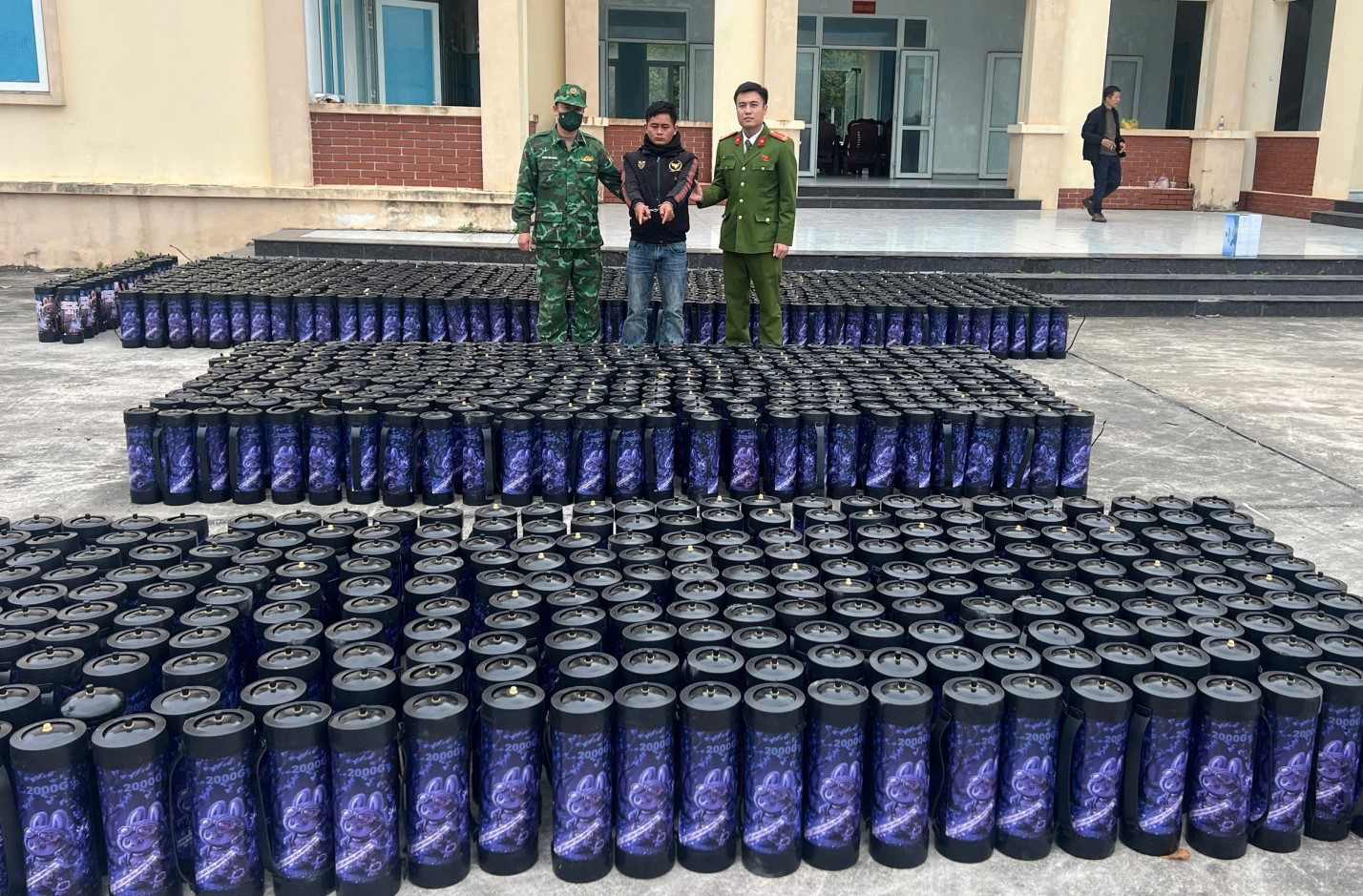 Khởi tố 4 đối tượng vận chuyển trái phép hơn 1 300 bình khí N2O trên biển