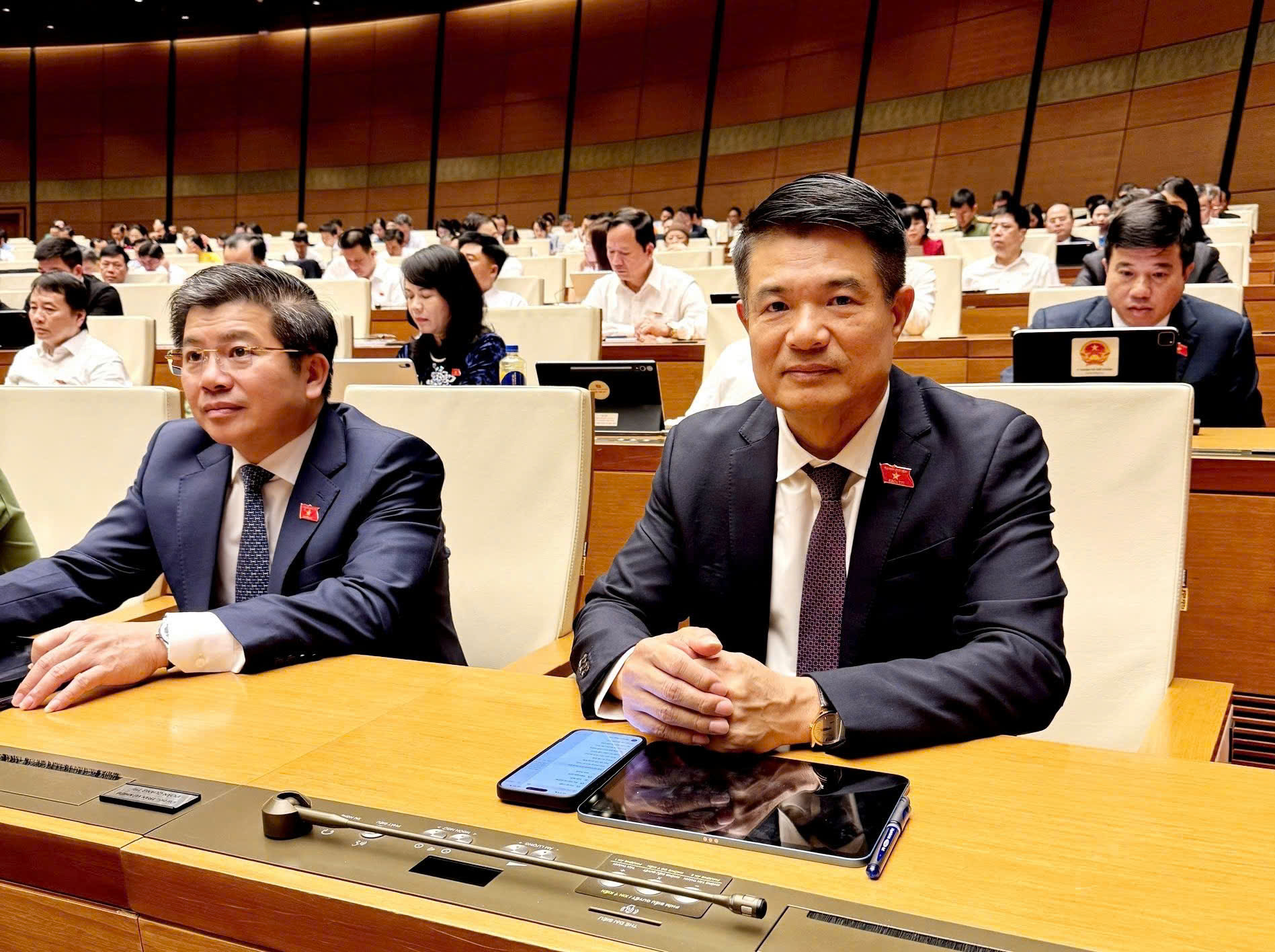 Viện trưởng Nguyễn Huy Tiến và các đại biểu đang công tác trong ngành KSND dự Kỳ họp thứ Nhất, Quốc hội khóa XVI