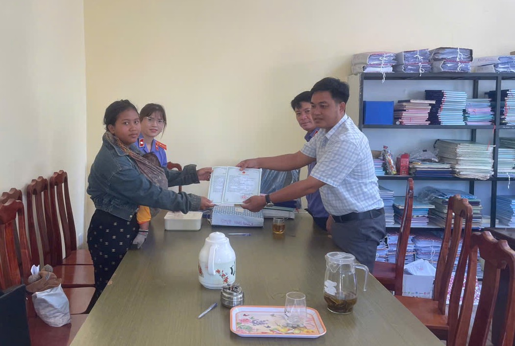 Viện kiểm sát kịp thời hỗ trợ đăng ký khai sinh cho trẻ em