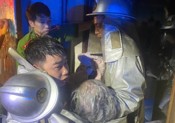 Kịp thời dập tắt đám cháy trong đêm, giải cứu an toàn 2 người mắc kẹt