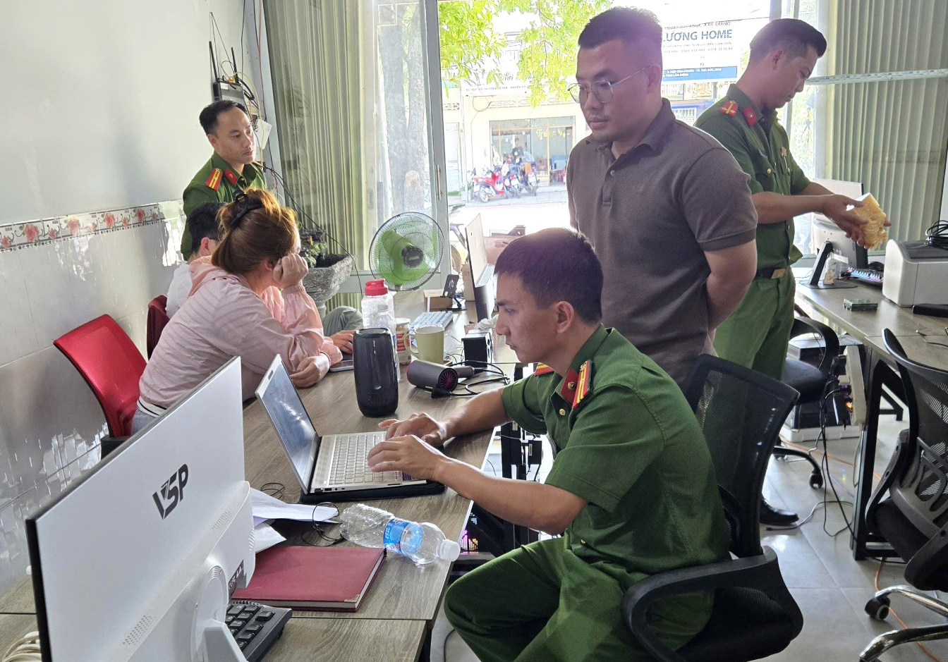 Xử phạt 3 trường hợp xuyên tạc về môi trường quân ngũ trên mạng xã hội