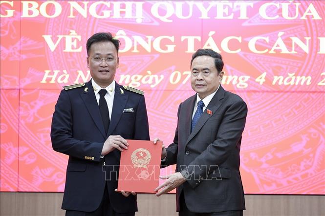 Chủ tịch Quốc hội trao Nghị quyết của Quốc hội cho Tổng Kiểm toán Nhà nước