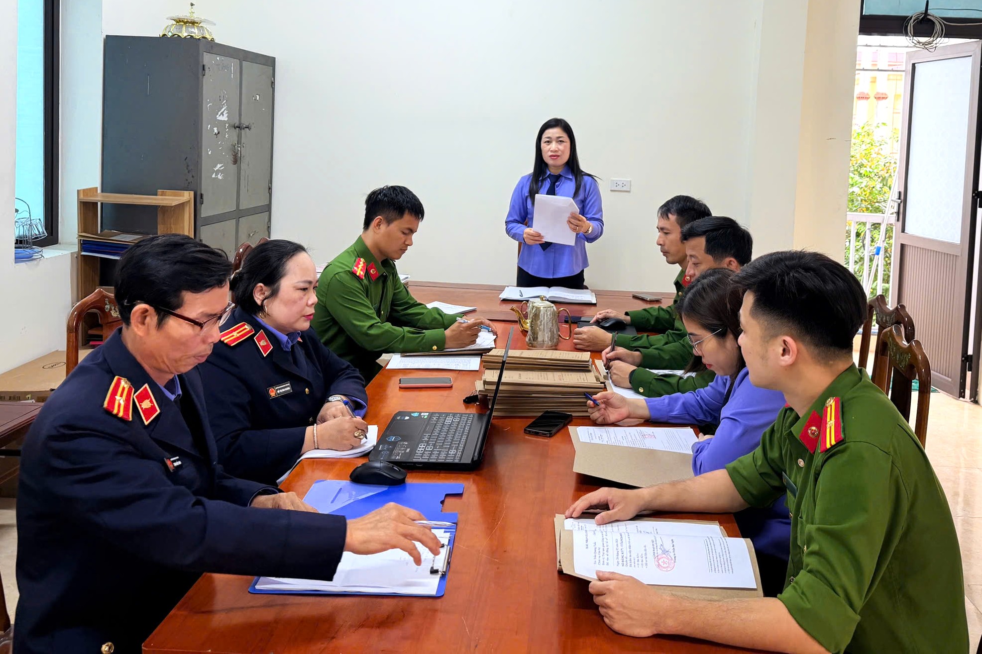 Trực tiếp kiểm sát việc tạm giữ, tạm giam và thi hành án phạt tù