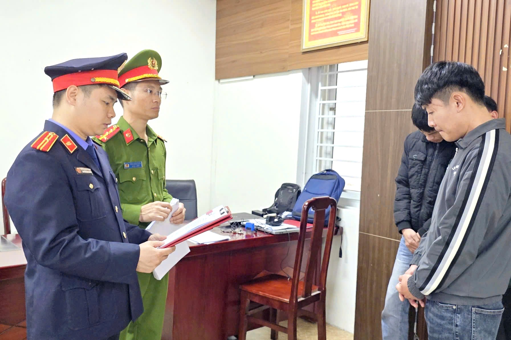 “Xóc đĩa” tại chuồng lợn, 17 đối tượng bị khởi tố