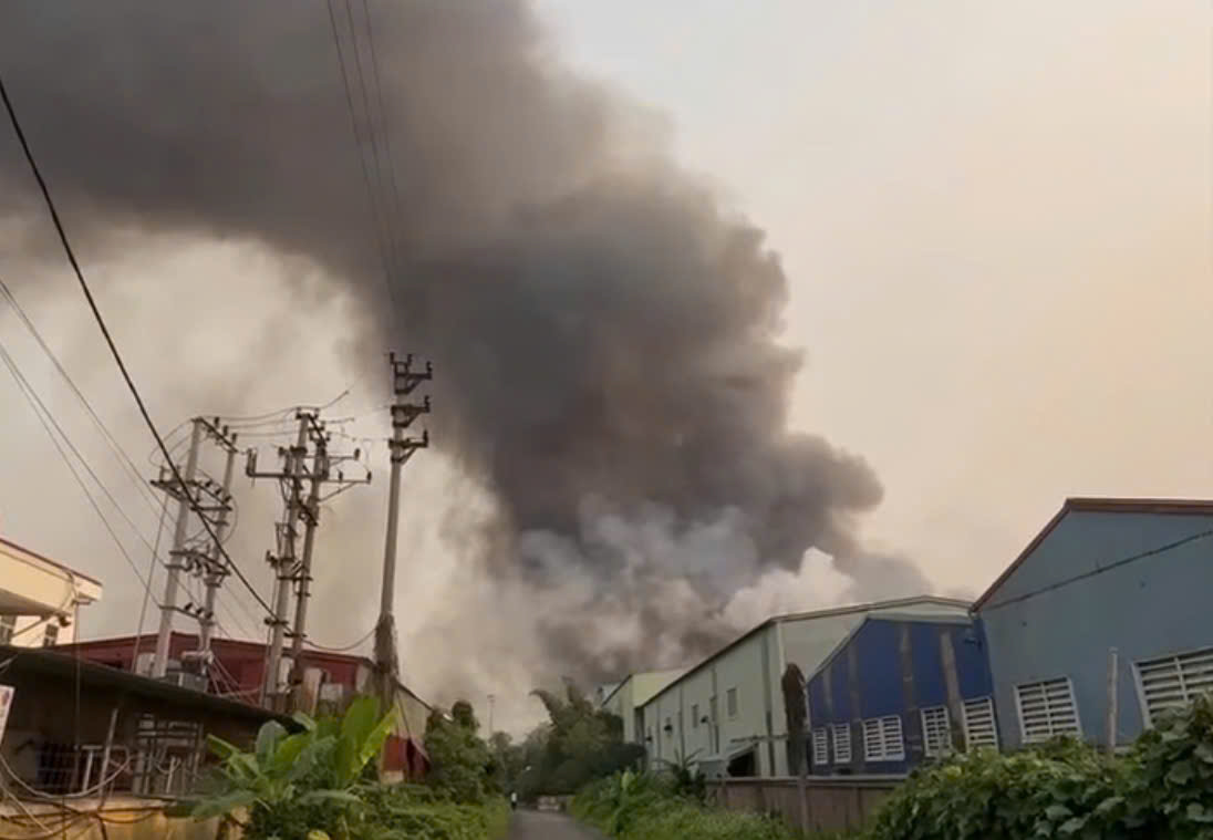 Khống chế cháy bãi phế liệu rộng khoảng 2 000m2 tại xã An Lão, Hải Phòng