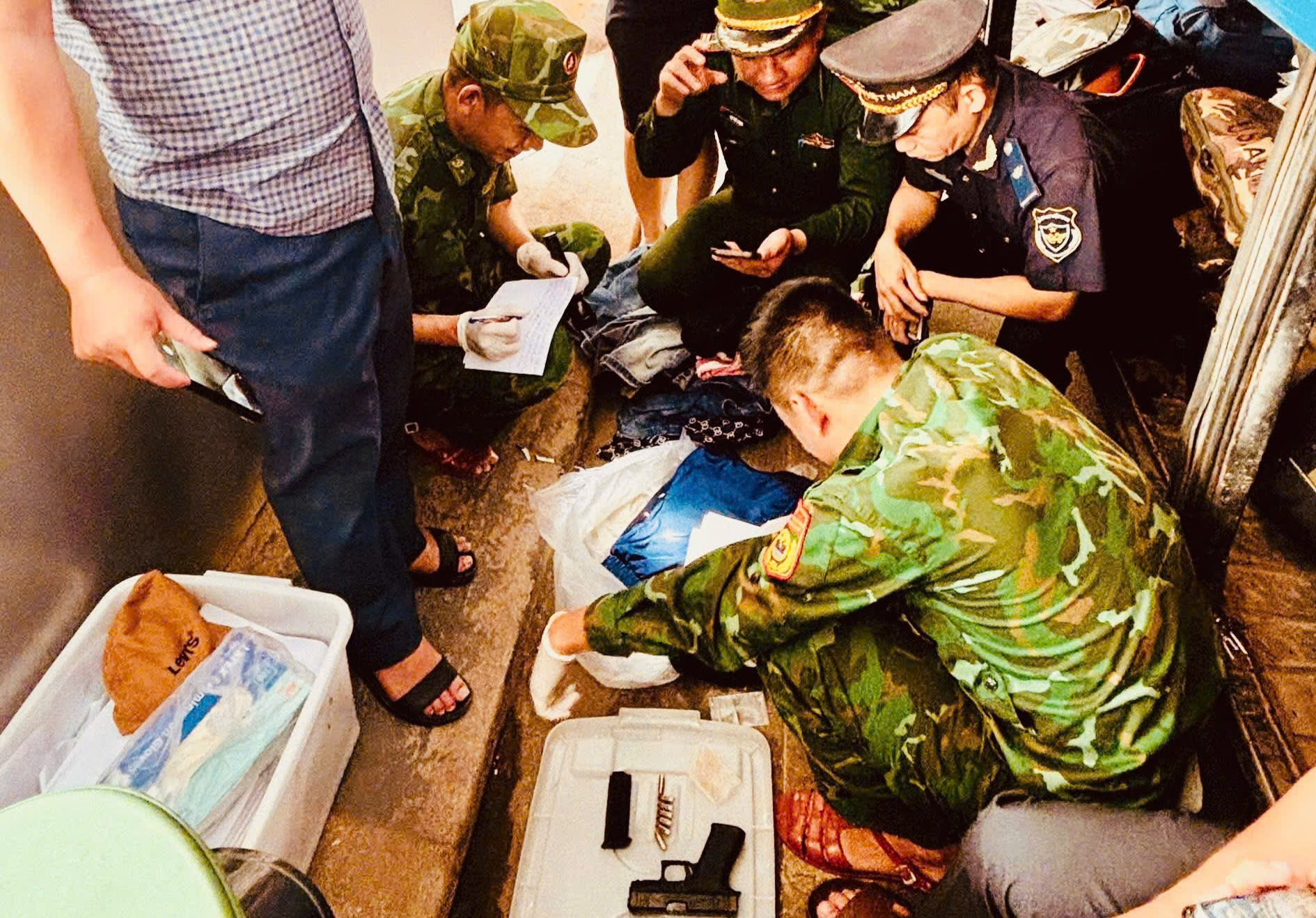 Liên tiếp bắt giữ các vụ vận chuyển xăng dầu, vũ khí, ma túy trái phép tại cửa khẩu Lao Bảo