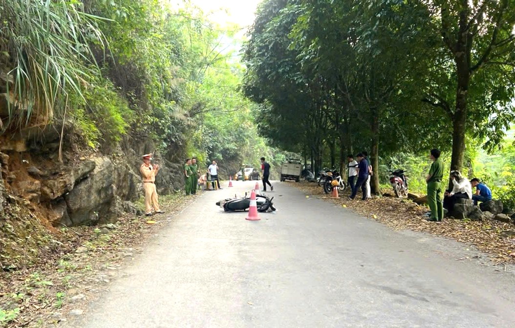 Bị dừng xe kiểm tra, nam thanh niên tông gãy chân Cảnh sát giao thông