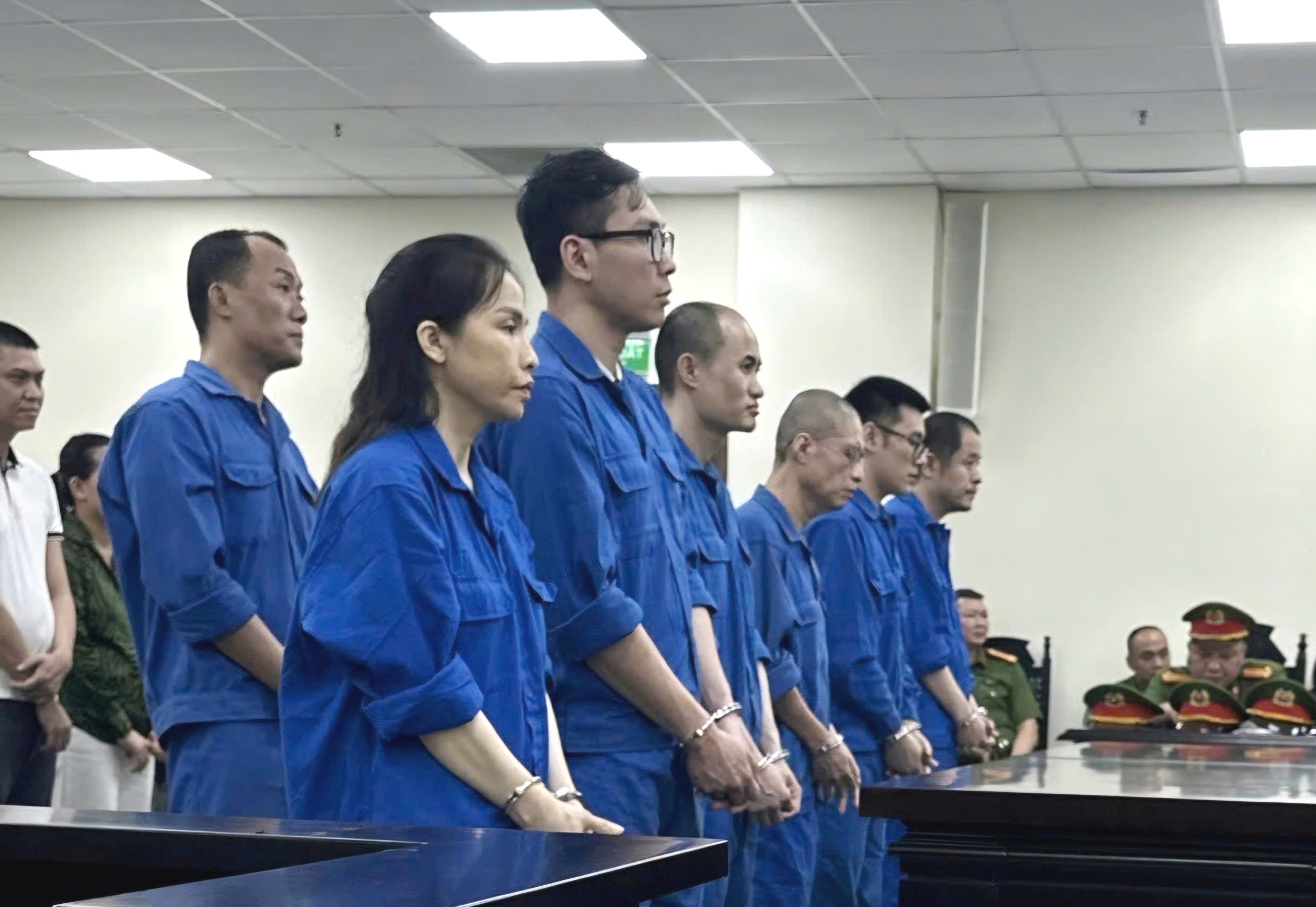 Dùng điện thoại rút ruột thẻ Visa, chiếm đoạt hơn 8,5 tỉ đồng, 13 bị cáo lĩnh án