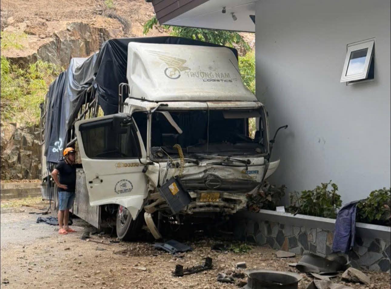 Xe thi công công trình viễn thông tụt dốc trên núi Tà Zôn, 3 người tử vong