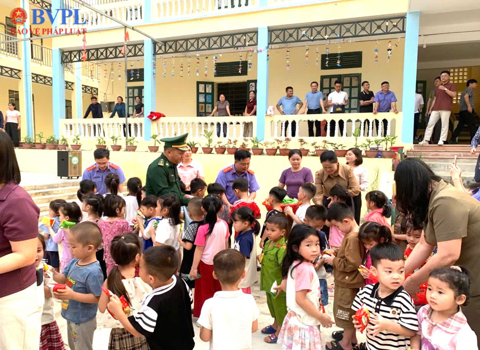 Lan tỏa yêu thương qua chương trình an sinh xã hội tại vùng biên Tén Tằn