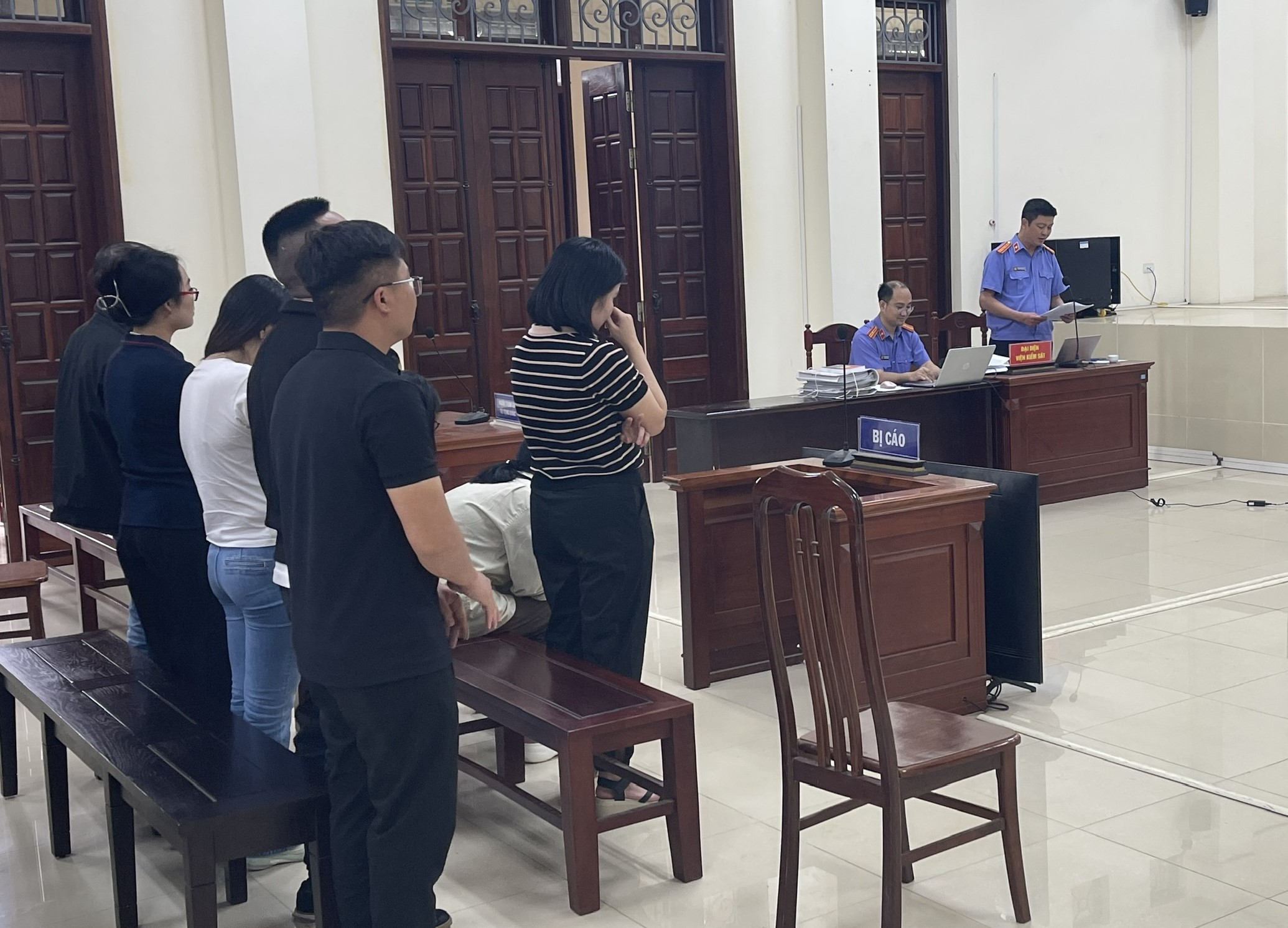 Xét xử đường dây tổ chức cho hàng trăm người nước ngoài ở lại Việt Nam trái phép