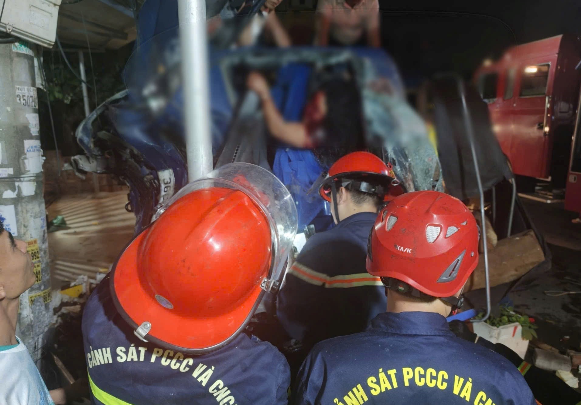 Cứu thành công 2 người mắc kẹt trong cabin xe tải sau khi đâm vào tường nhà dân