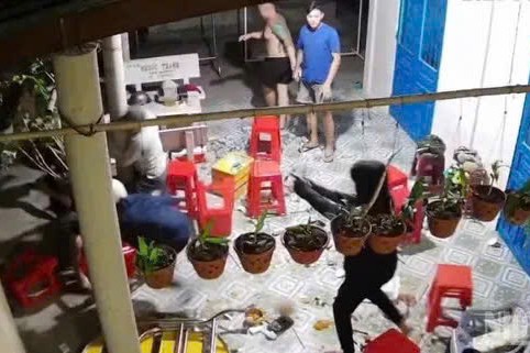 Mang súng xông vào bàn nhậu, nhóm côn đồ nổ súng, đâm người rồi tẩu thoát