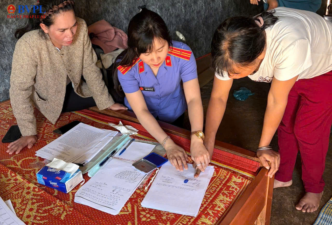 UBND xã Hòa Phú thực hiện việc cấp giấy khai sinh theo kiến nghị của Viện kiểm sát