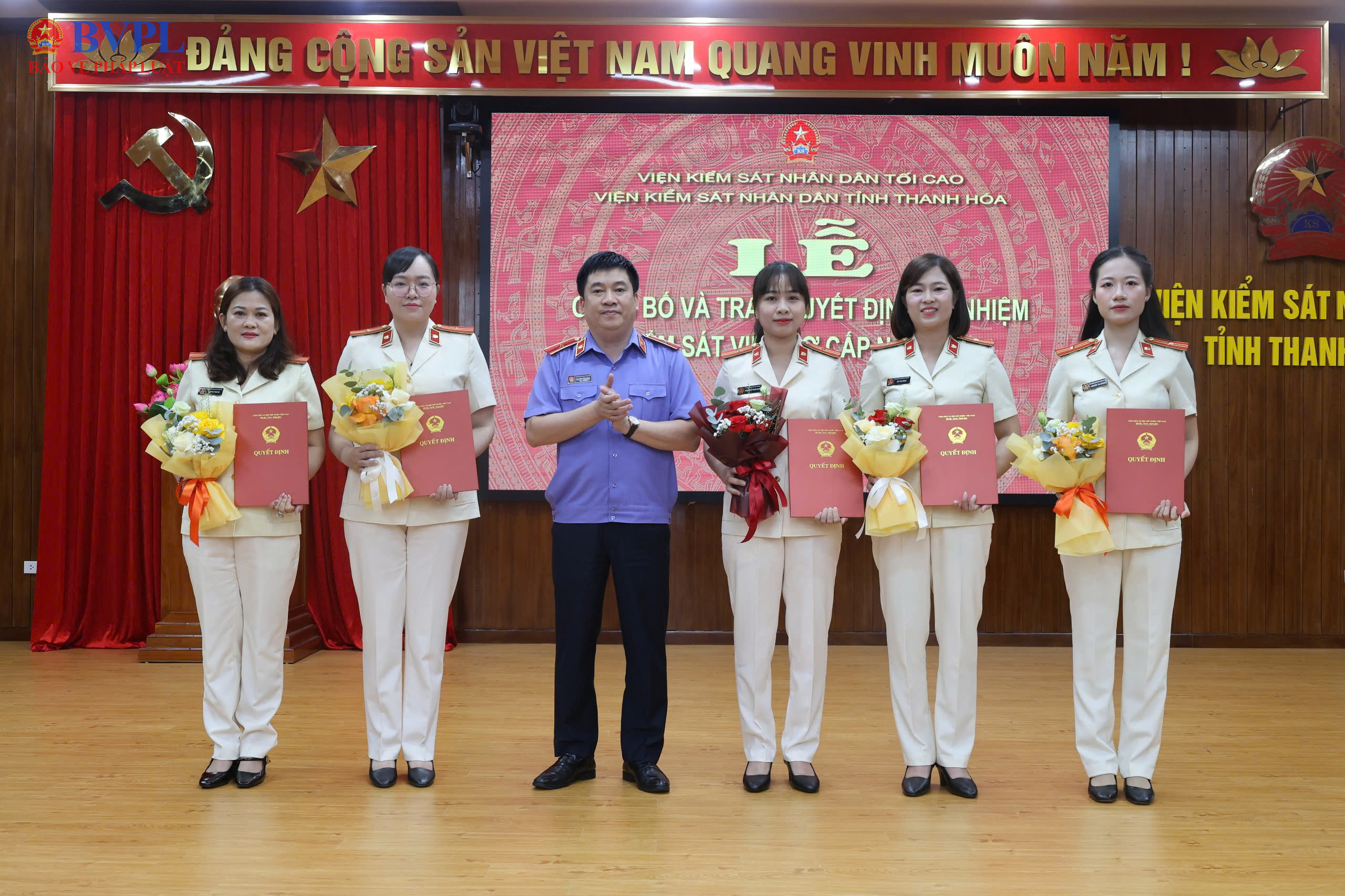 VKSND tỉnh Thanh Hoá Công bố và trao Quyết định bổ nhiệm chức danh Kiểm sát viên sơ cấp