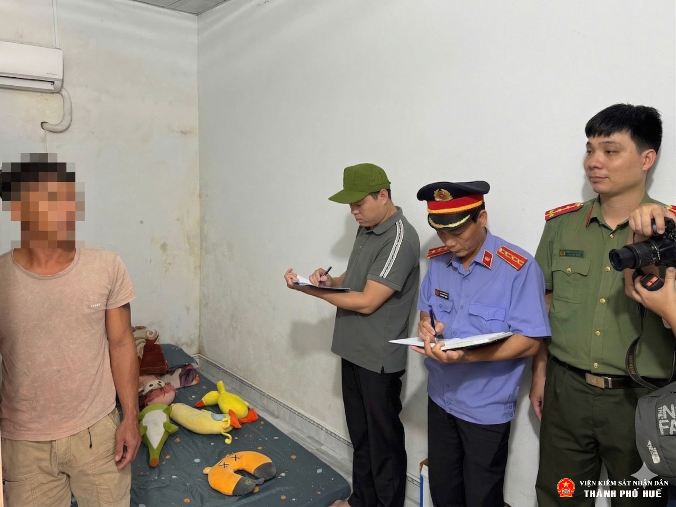 Phòng 1, VKSND TP Huế kiểm sát khám nghiệm vụ tàng trữ súng nén hơi