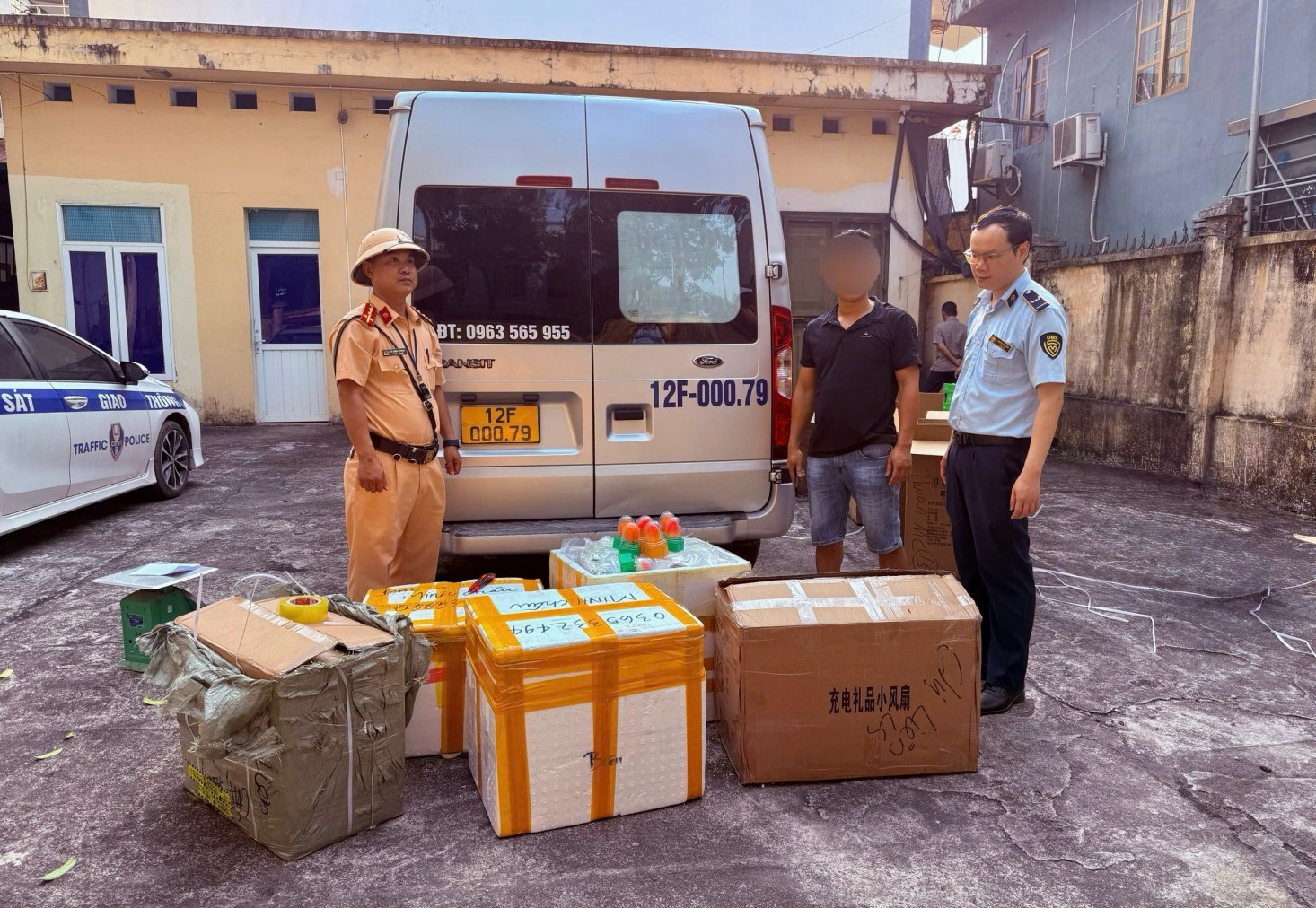 Phát hiện 700 cây kem không rõ nguồn gốc đang trên đường đi tiêu thụ