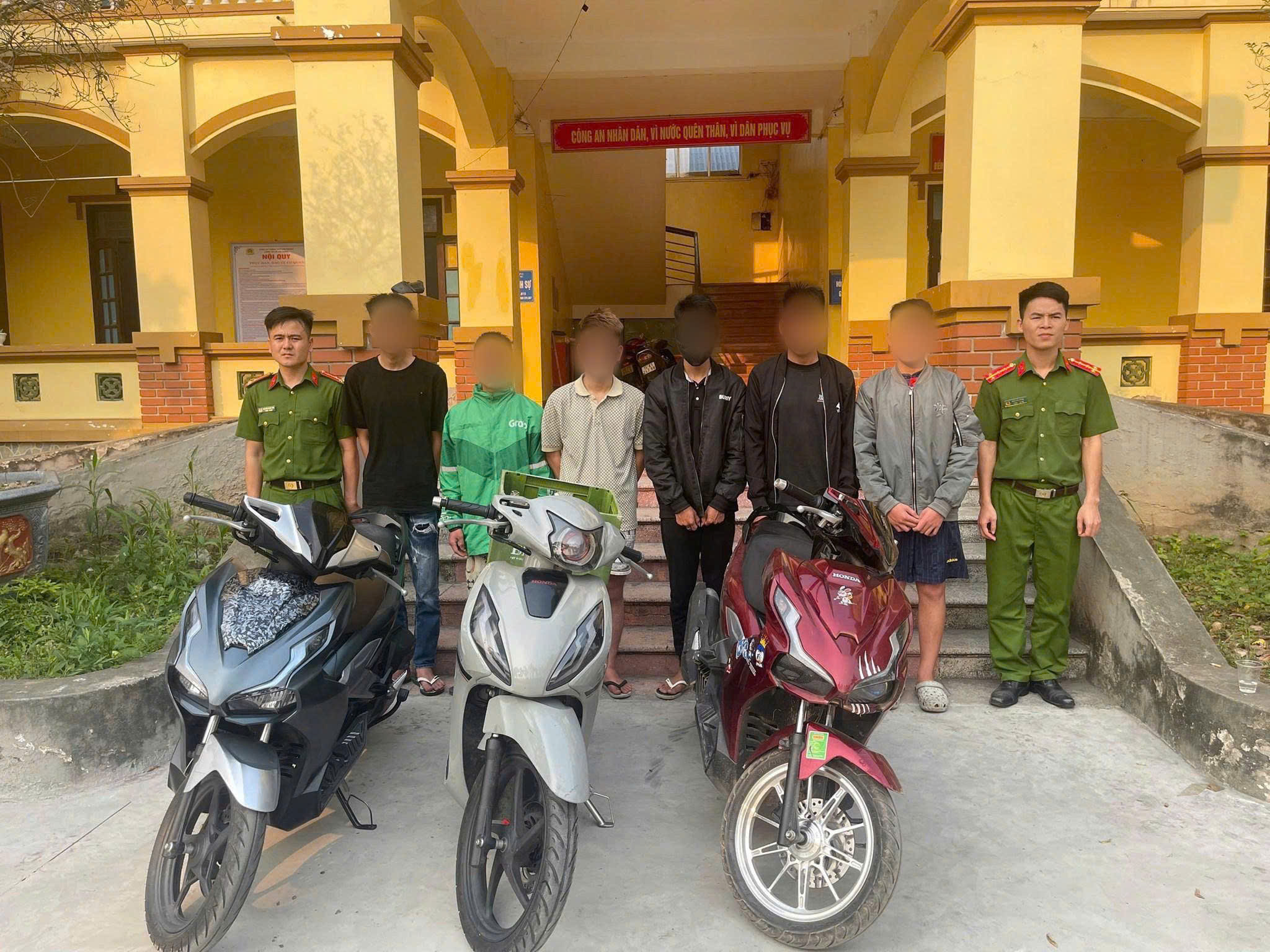 Triệu tập 11 thanh, thiếu niên ném chai bia vào người đi đường