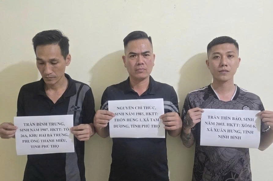 Thiếu niên 17 tuổi bị giữ tại quán karaoke, ép gọi gia đình chuyển tiền