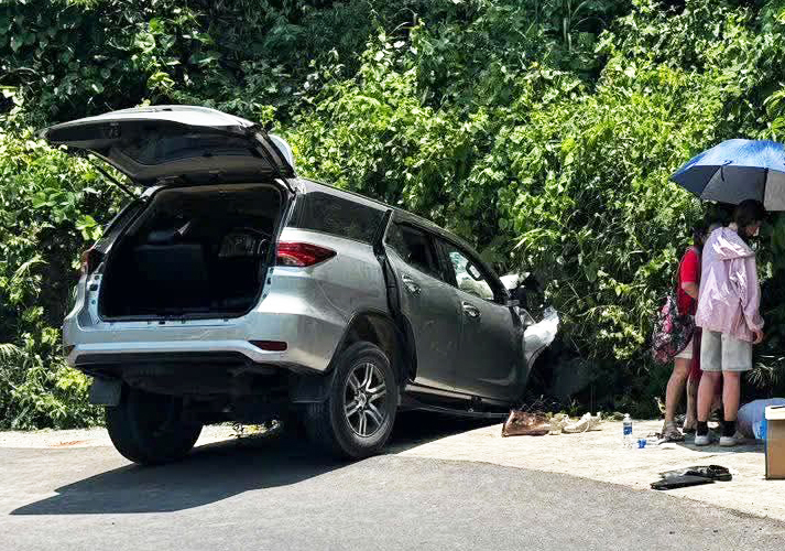 Xe du lịch mất lái, đâm vào sườn núi khi đổ đèo Hòn Bà, 6 người thương vong