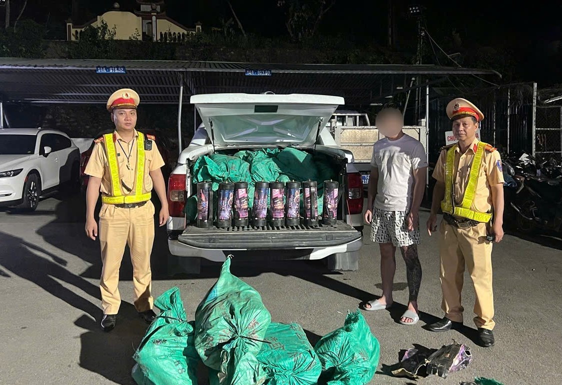 Phát hiện xe bán tải chở 200 bình khí cười trên quốc lộ