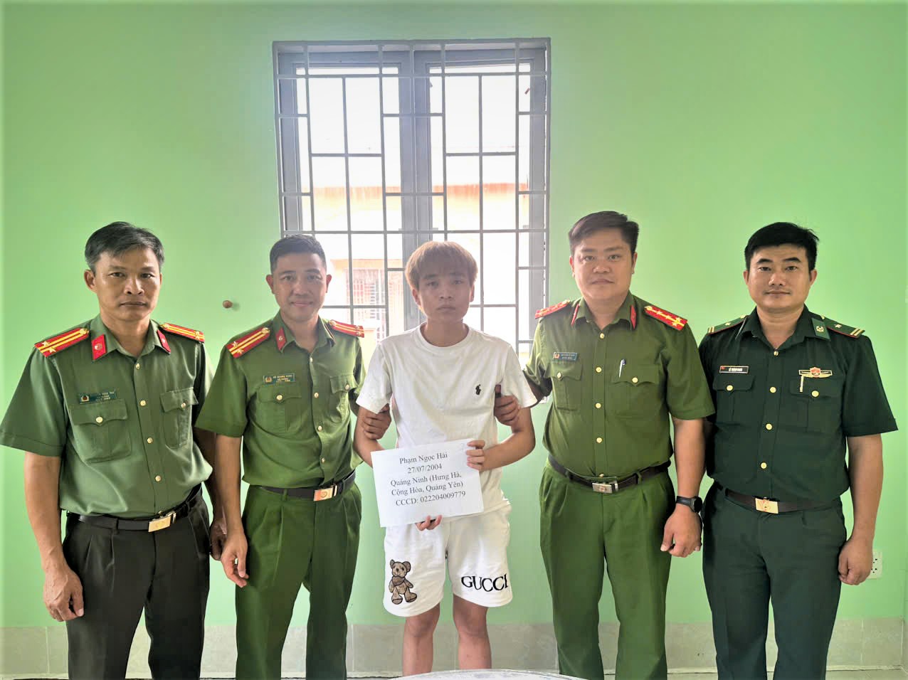 Bắt giữ đối tượng truy nã trốn sang Campuchia khi vừa nhập cảnh về Việt Nam