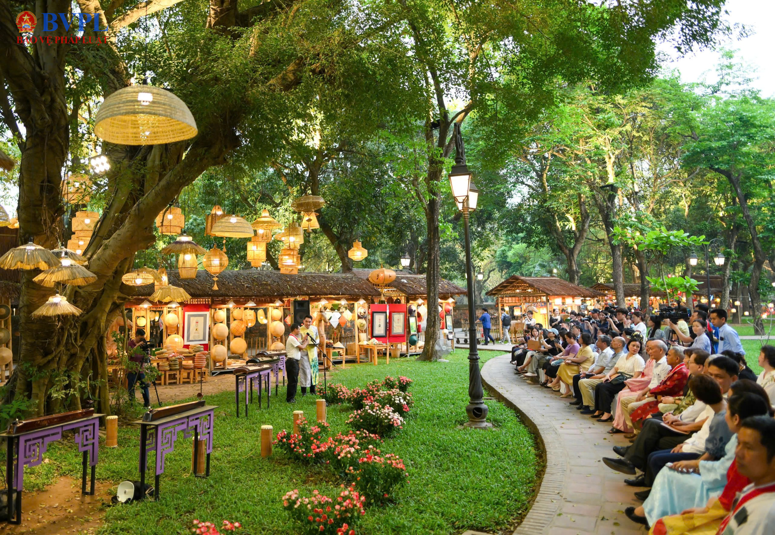 Không gian đèn lồng rực rỡ giữa lòng Hà Nội