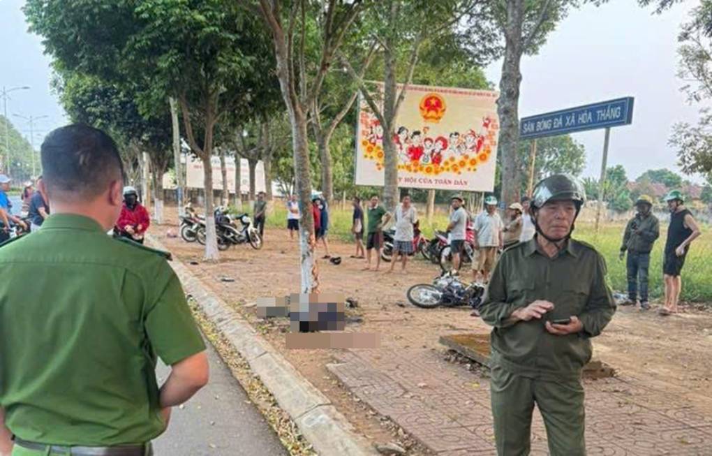 Xe máy chở 3 người tông vào gốc cây khiến 2 nạn nhân tử vong